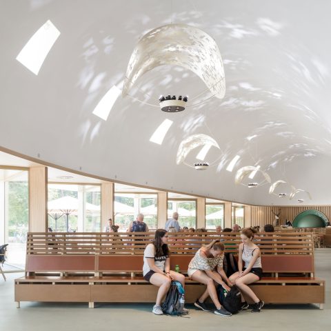Landhuis with curved BASWA Phon acoustic ceiling