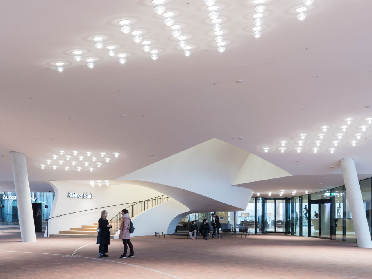 Offener Bereich der Elbphilharmonie in Hamburg ausgestattet mit akustischen Oberflächen von BASWA