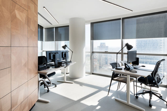 Optimiertes Büro mit zwei Arbeitstischen